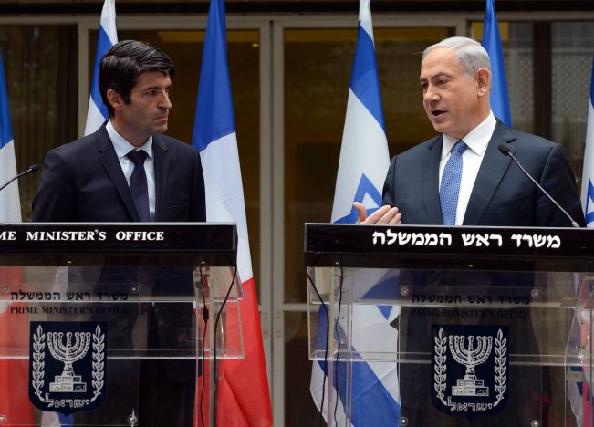 Посол Франции Патрик Мезонав и премьер-министр Биньямин Нетаниягу