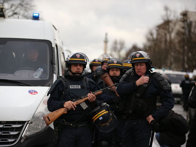 Полицейские в Порт-де-Винсен, где террорист взял в заложники покупателей в еврейском магазине. Париж, 09.01.2015