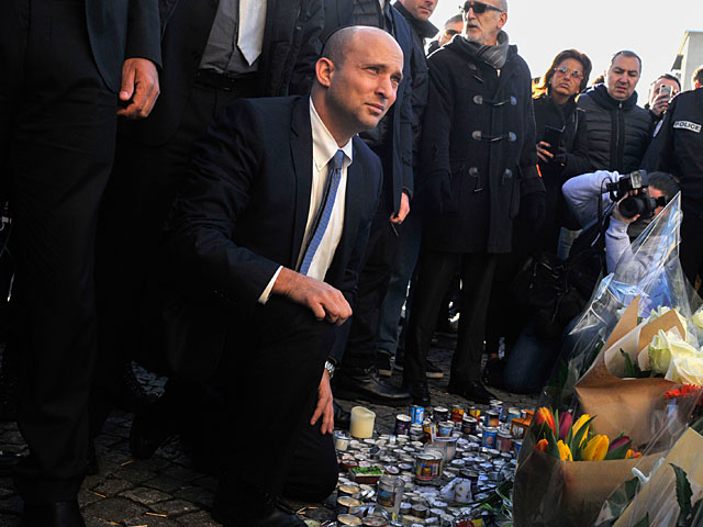 Нафтали Беннет возлагает цветы на месте теракта, Париж