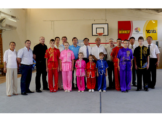 Спортсмены и тренеры сборной Израиля по ушу во время визита китайской делегации