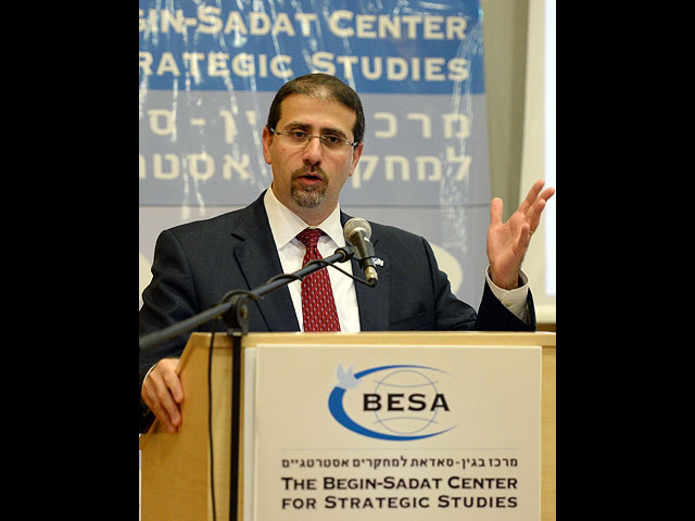Дан Шапиро на конференции Центра стратегических исследований Бегин-Садат в университете Бар-Илан. 9 декабря 2014 года