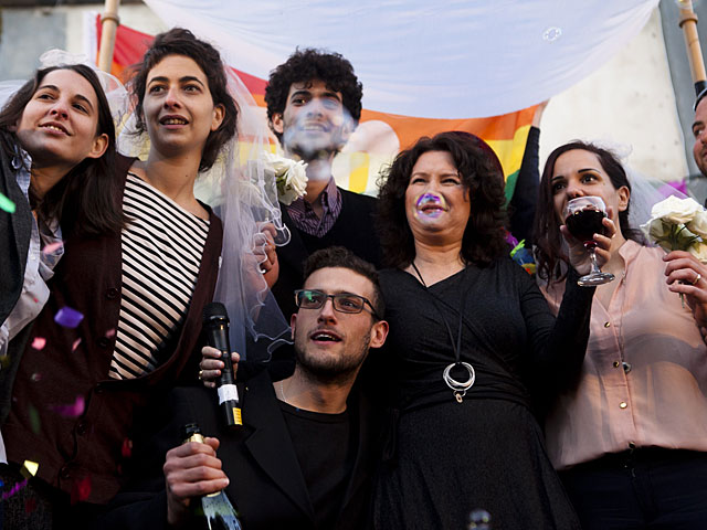 Активисты ЛГБТ-общины поцелуями и "хупой" ответили на предвыборный ролик "Байт Иегуди"  