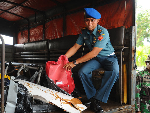 Обнаружена основная часть фюзеляжа разбившегося самолета AirAsia Indonesia  