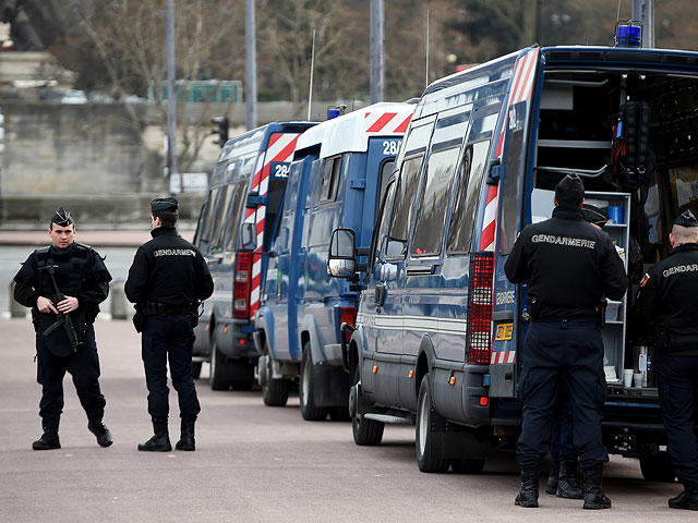 Подозрение на автомобильный теракт: в Париже машина сбила сотрудницу полиции  