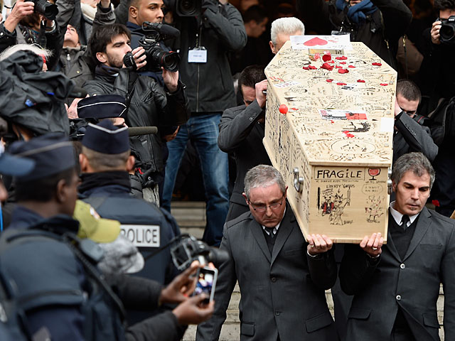 Похороны жертв теракта Charlie Hebdo: "Тинью" похоронен на кладбище Пер-Лашез  