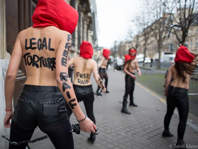 Акция FEMEN возле посольства Саудовской Аравии в Париже 16 января 2015