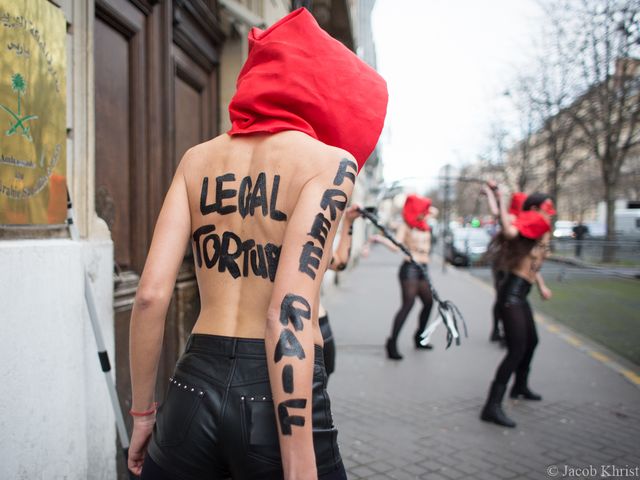 Акция FEMEN возле посольства Саудовской Аравии в Париже 16 января 2015