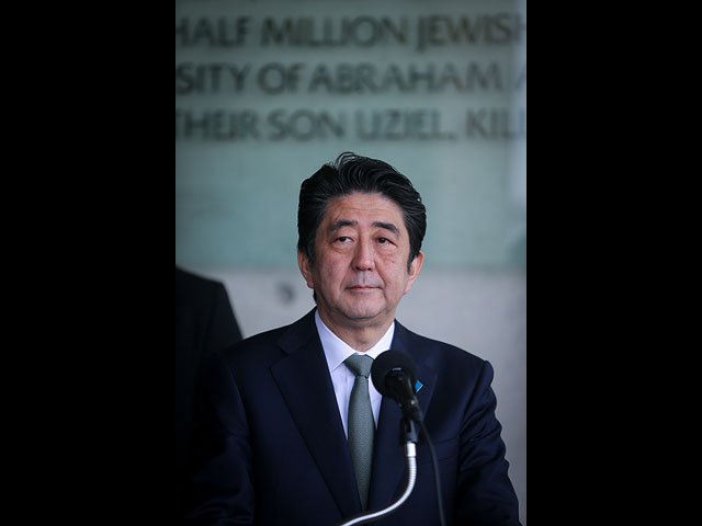 Премьер-министр Японии Синдзо Абэ в "Яд ва-Шем". 19 января 2015 года  