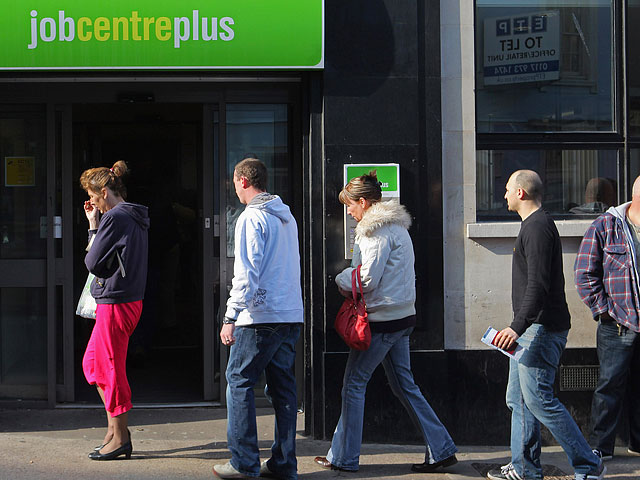 Уровень безработицы в Великобритании опустился ниже 6%  