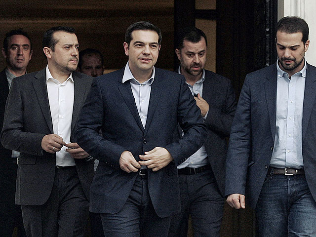 Премьер-министр Греции Алексис Ципрас (в центре)