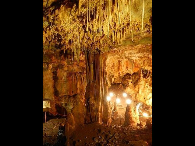 Карстовая пещера Манот