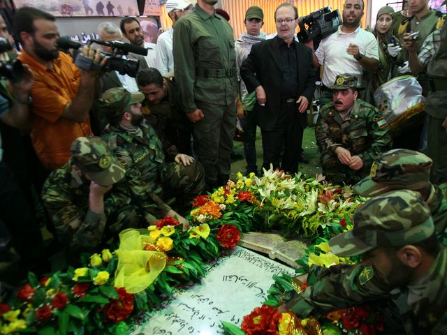 Самир Кунтар на могиле Имада Мугнии, июль 2008 года