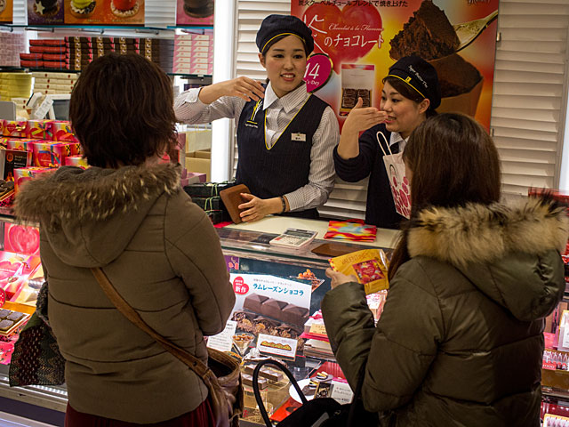 Японские женщины выбирают шоколад