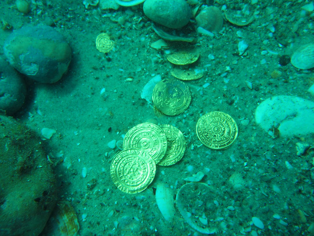 Израильские дайверы обнаружили в районе древнего порта Кейсария клад золотых монет эпохи Фатимидов 