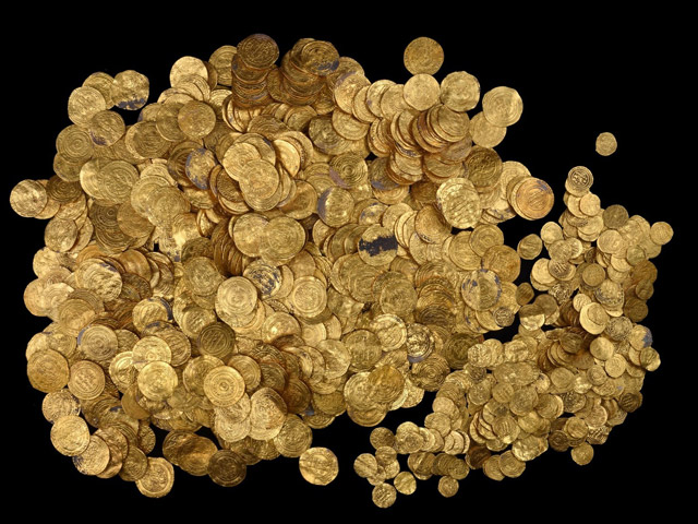 Специалист по древним монетам Роберт Коль оценил состояние найденных золотых монет как отличное