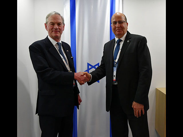 Министр обороны Израиля Моше Яалона и британский министр обороны Майкл Палон