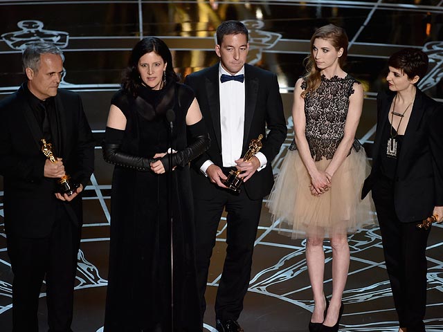Лора Пойтрас, Дирк Вилуцки и Гленн Гринвальд на церемонии вручения премии "Оскар" 