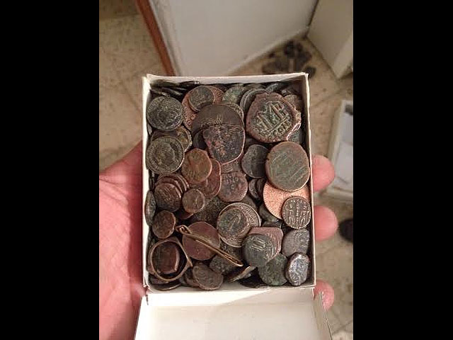 Старинные бронзовые монеты, изъятые при обыске в доме "черного археолога"