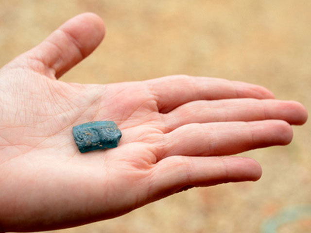 Осколок стеклянного браслета конца IV &#8211; начала V века н. э., обнаруженный во время раскопок на горе Кармель