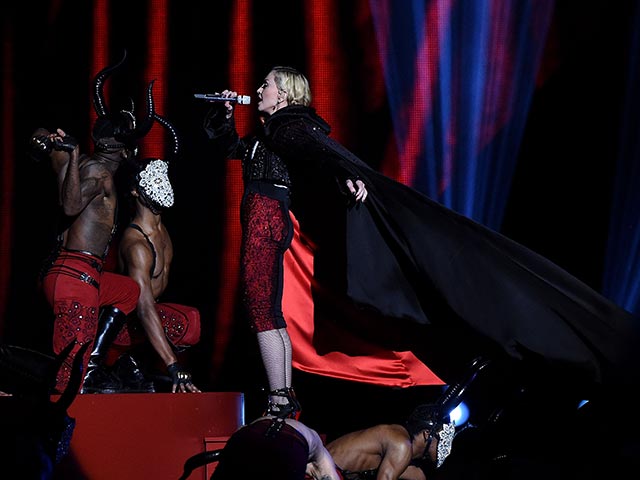 Мадонна перед падением на церемонии вручения премии  Brit Awards