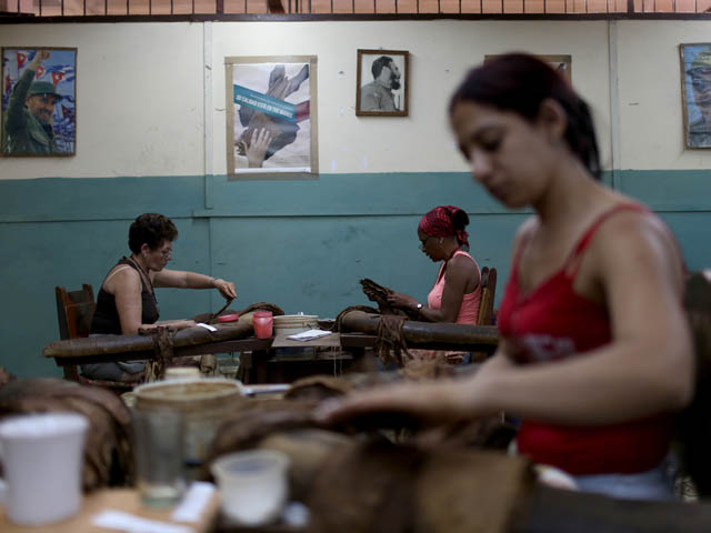 На сигарной фабрике