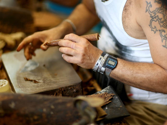 На сигарной фабрике