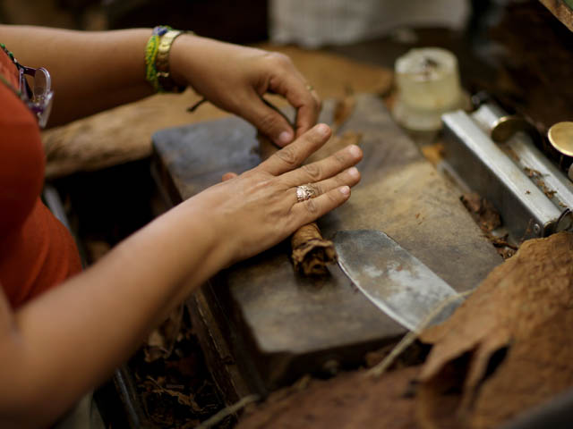 На сигарной фабрике