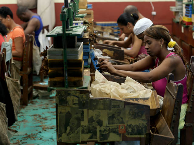 На сигарной фабрике