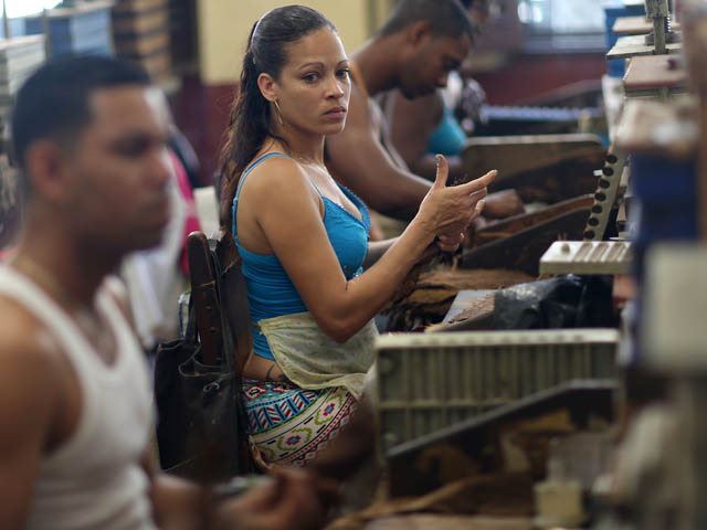 На сигарной фабрике