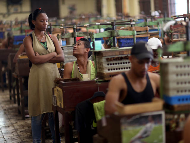 На сигарной фабрике