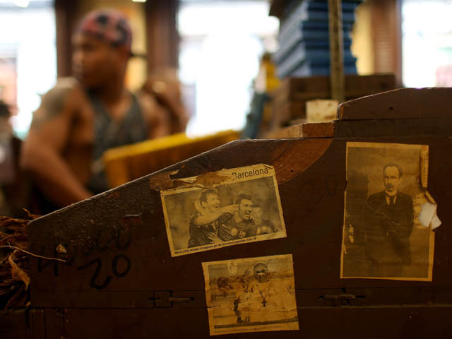 На сигарной фабрике