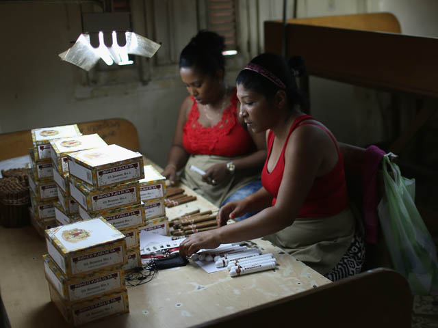 На сигарной фабрике