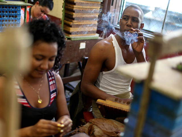 На сигарной фабрике