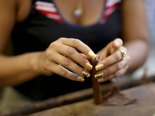 На сигарной фабрике