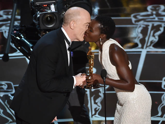 Люпита Нионго на церемонии "Оскар 2015"