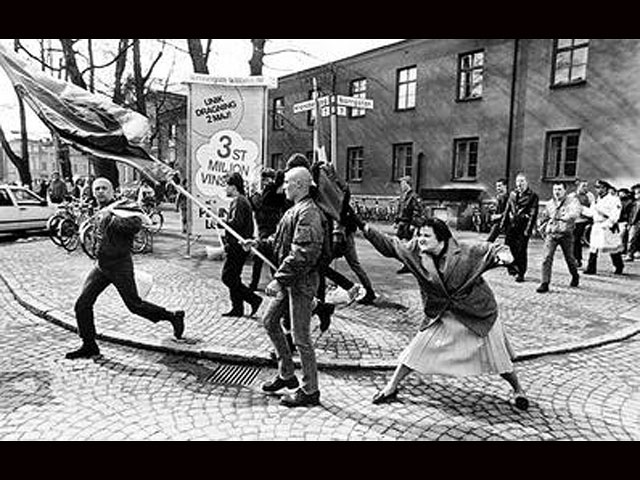 Фотография Дануты Даниэльссон, избивающей скинхедов дамской сумочкой, сделанная Хансом Рунессоном, обошла в 1985 году все ведущие издания мира.