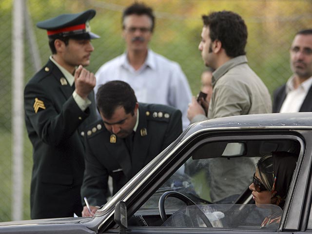 Полицейская проверка соответствия нормам ислама одежды женщин в Тегеране 