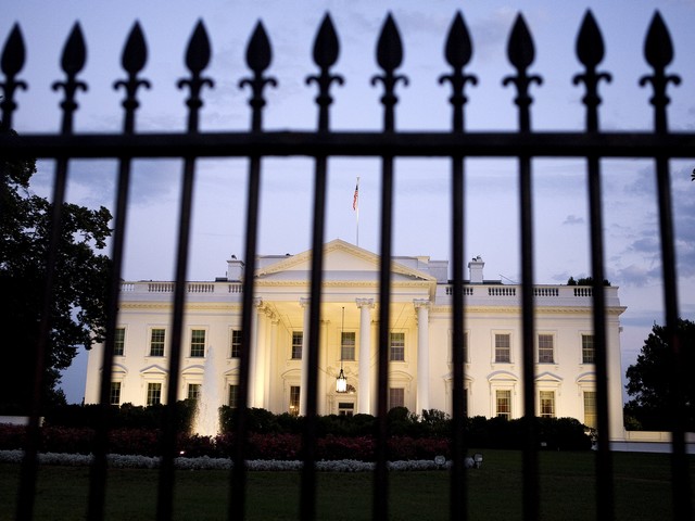Пьяный замначальника личной охраны Обамы врезался в ограждение возле Белого дома