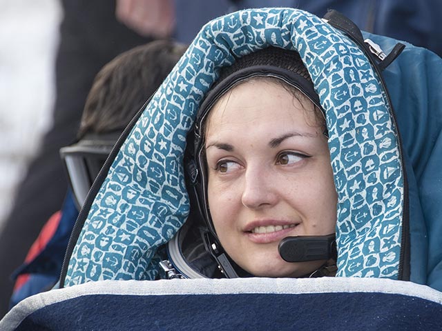 Елена Серова после приземления. 12 марта 2015 года 