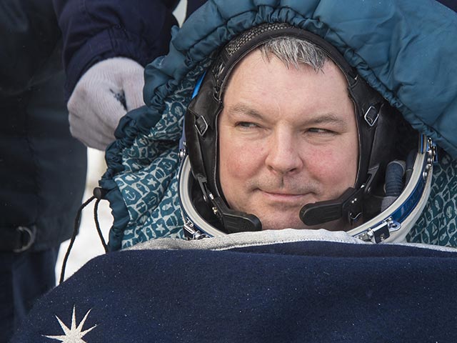 Александр Самокутяев после приземления. 12 марта 2015 года 