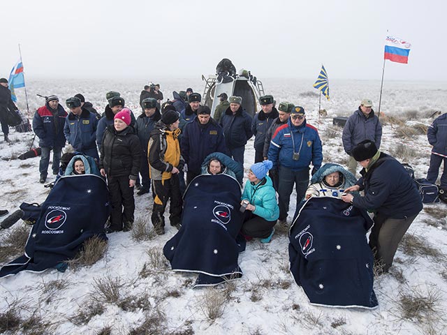 Елена Серова, Александр Самокутяев и  Барри Уилмор после приземления. 12 марта 2015 года 