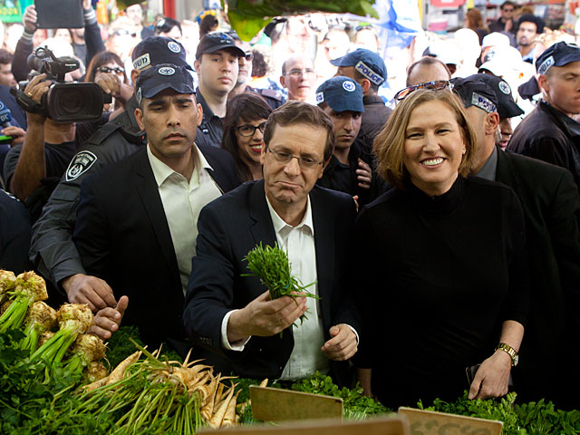 Ицхак Герцог и Ципи Ливни на тель-авивском рынке "Кармель". 12 марта 2015 года