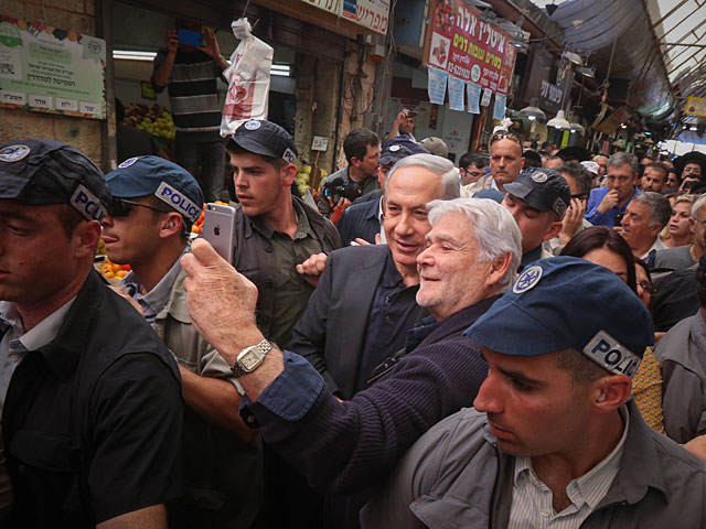 Биньямин Нетаниягу на иерусалимском рынке "Махане Иегуда". 9 марта 2015 года