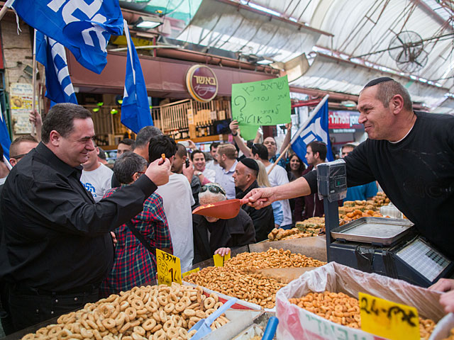 Исраэль Кац на иерусалимском рынке "Махане Иегуда". 6 февраля 2015 года