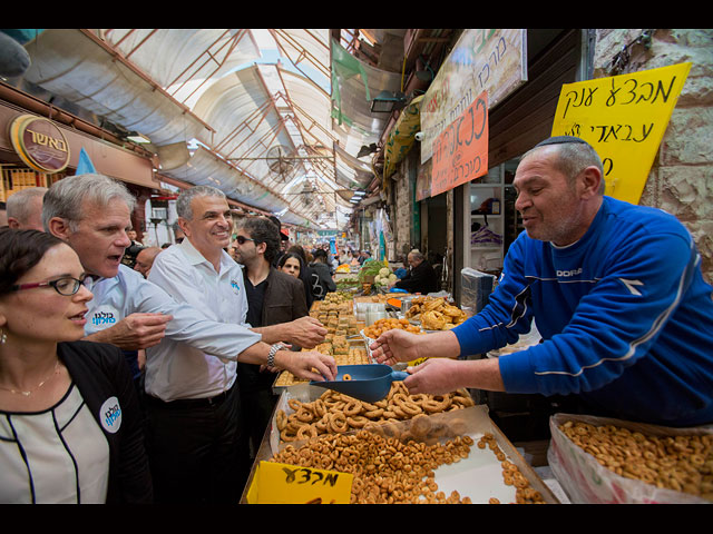Моше Кахлон на тель-авивском рынке "Кармель". 4 февраля 2015 года