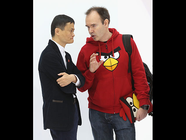 Исполнительный председатель  Alibaba Group Джек Ма и директор по маркетингу Питер Вестербака из Rovio Angry Birds