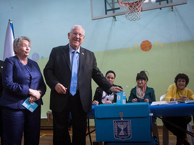 Реувен Ривлин на избирательном участке. 17 марта 2015 года
