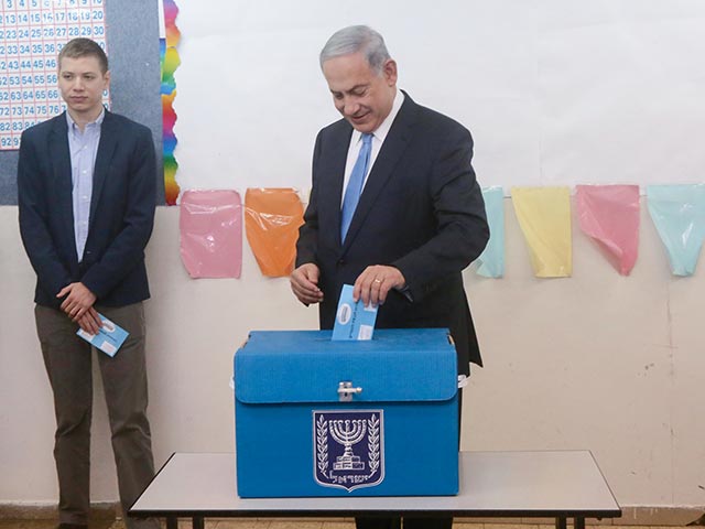 Биньямин Нетяниягу  на избирательном участке. 17 марта 2015 года