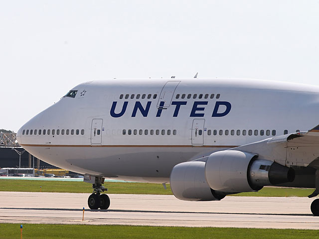Самолет компании United Airlines прервал рейс из-за нарушителя  