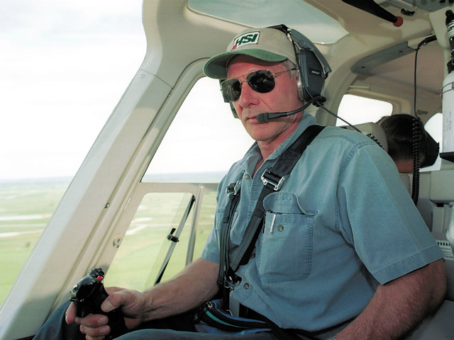 Харрисон Форд за штурвалом вертолета. 2001 год